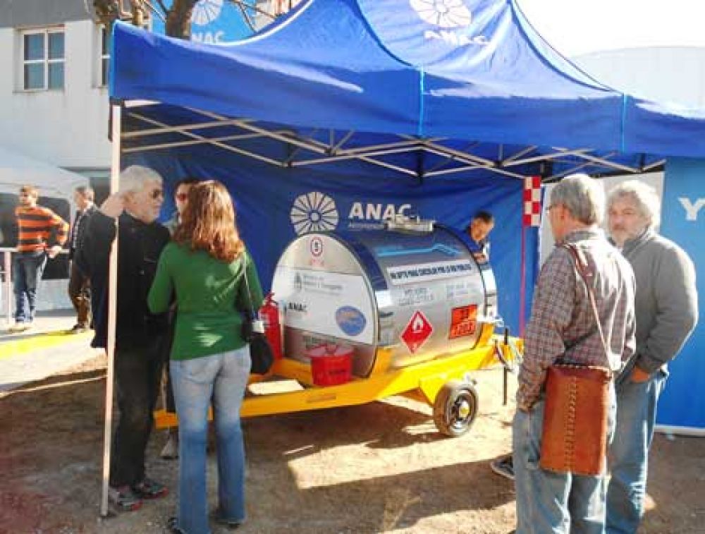 ANAC don� un equipo de carga de combustible al Aeroclub Chivilcoy 