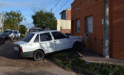 Escapaba de la Polic�a y choc� con una casa