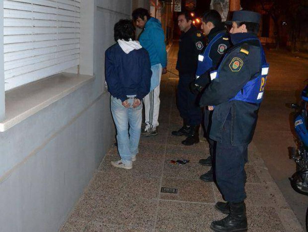 Un mayor y un menor fueron sorprendidos al querer robar una moto