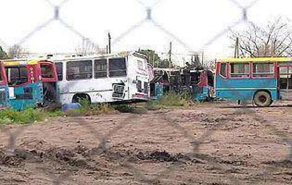 Investigan las causas del incendio de colectivos en Longchamps