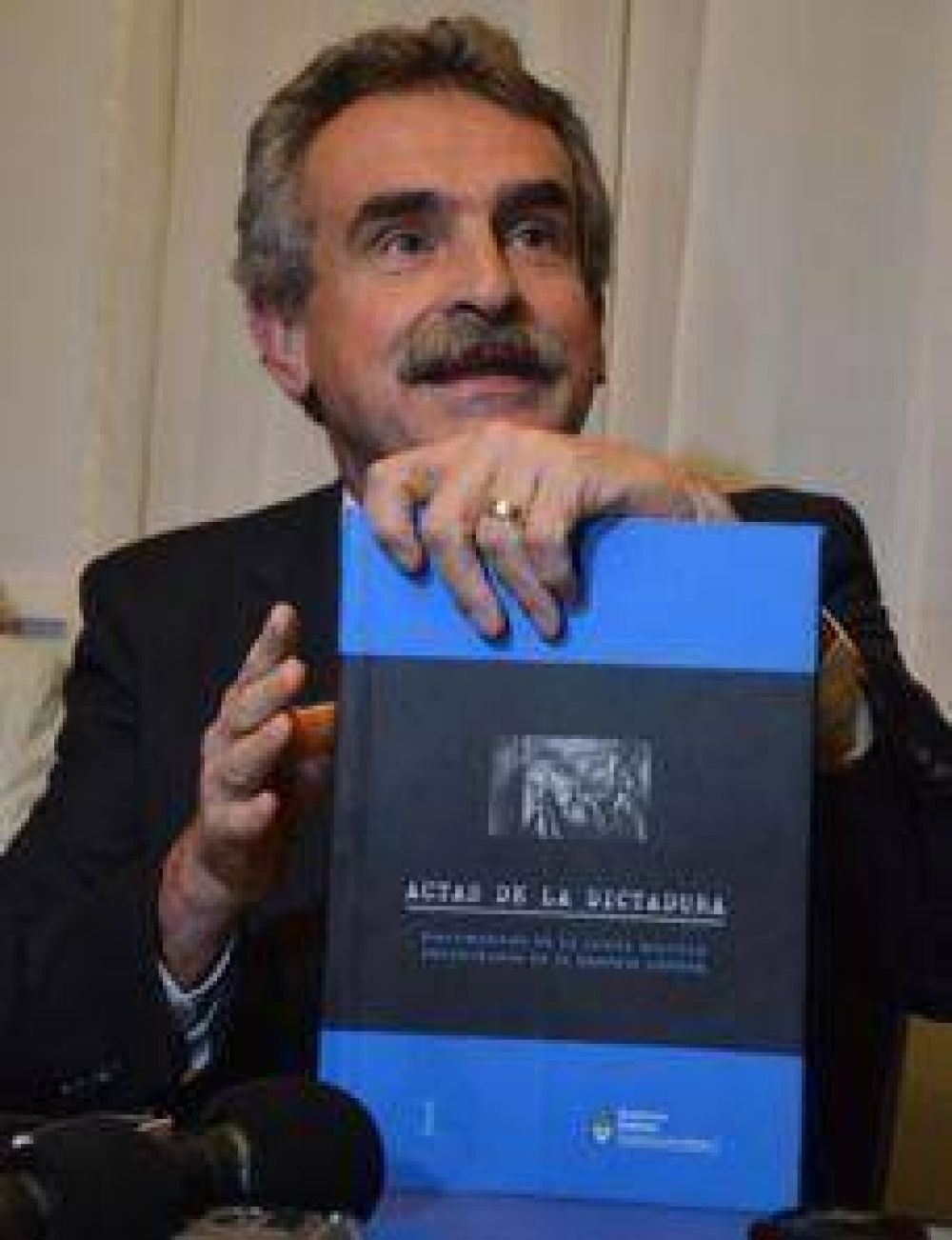 Entregan los archivos de la dictadura