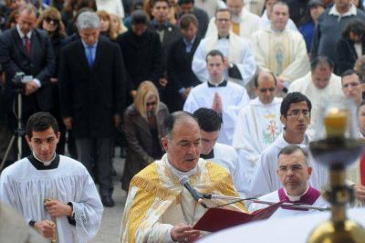Poggi particip� de la celebraci�n de Corpus Christi
