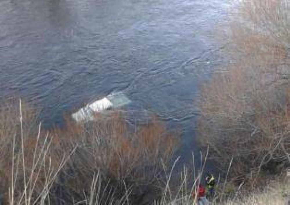 R�o Chimehu�n: Cay� una camioneta y hay un desaparecido
