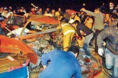 Un muerto y una nena de 8 a�os en grave estado en un choque frontal en la r. 93