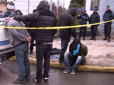 Iban sin casco y terminaron detenidos por transportar marihuana