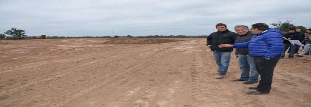Beder anunci� obra de un parque con espejo de agua para Chamical