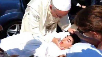 Francisco detuvo el auto en la ruta para saludar a un enfermo