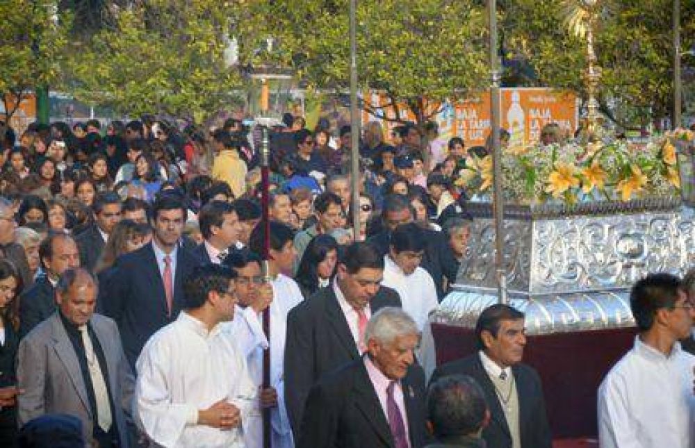 Urtubey particip� en la celebraci�n del Corpus Christi junto a centenares de fieles cat�licos