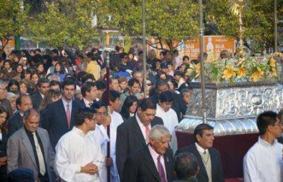 Urtubey particip� en la celebraci�n del Corpus Christi junto a centenares de fieles cat�licos