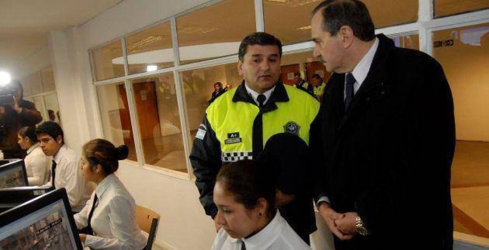 Alperovich: �Estamos capacitando j�venes para la atenci�n del 911, as� la polic�a est� en las calles�