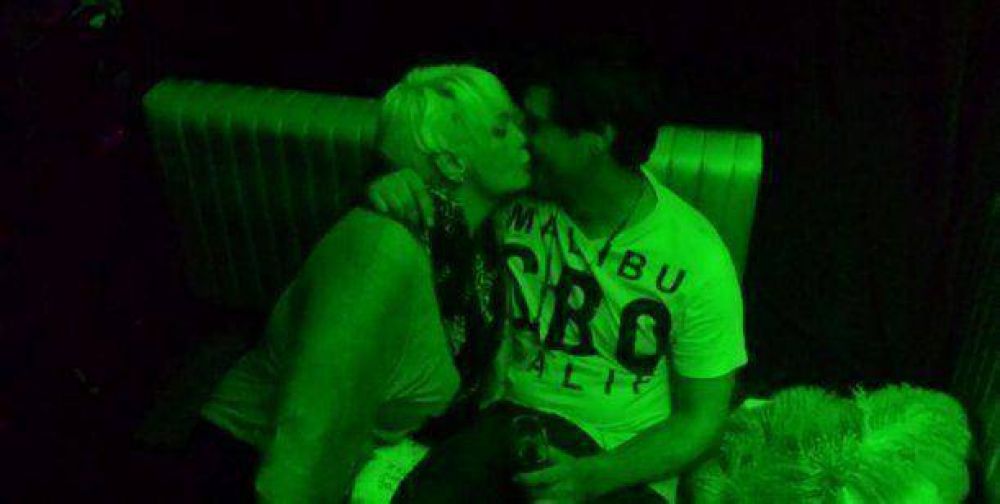 Carmen Barbieri se mostr� apasionada con su novio en la noche porte�a
