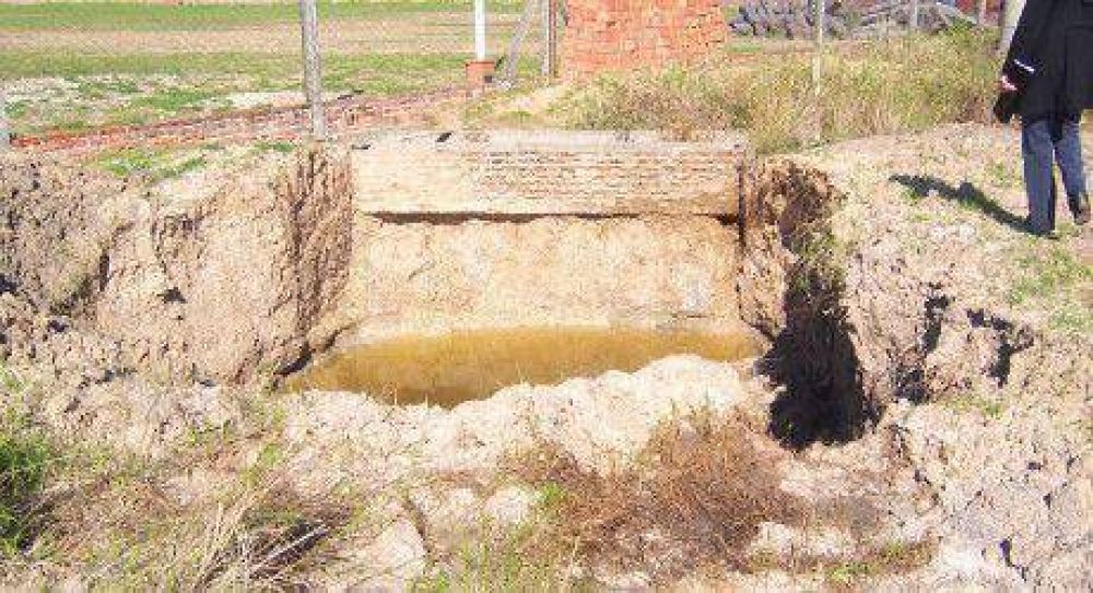 Vecinos denuncian a dos empresas areneras por presuntas perforaciones sobre las defensas