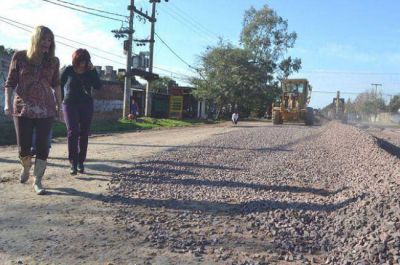 Contin�an las tareas de mejoramiento con ripio en avenida Edison
