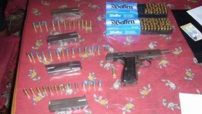 Detuvieron a delincuente abrazado a una pistola