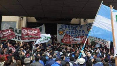 Empleados municipales y de Epec marchan a Tribunales