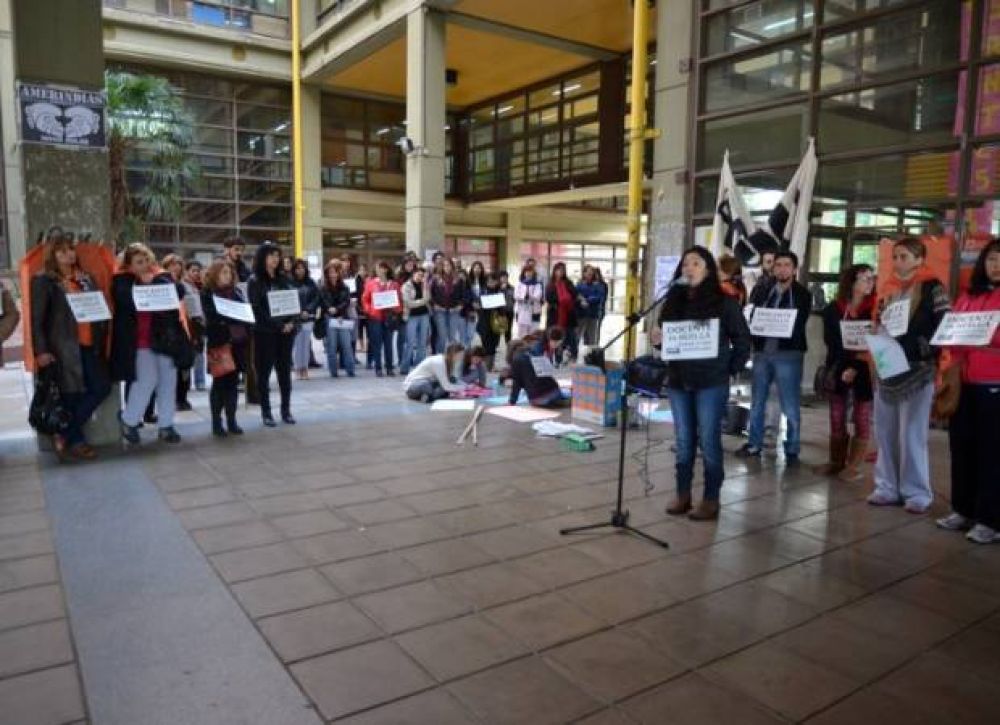 UNSL: docentes, con el apoyo de alumnos, marcharon en reclamo de aumento salarial