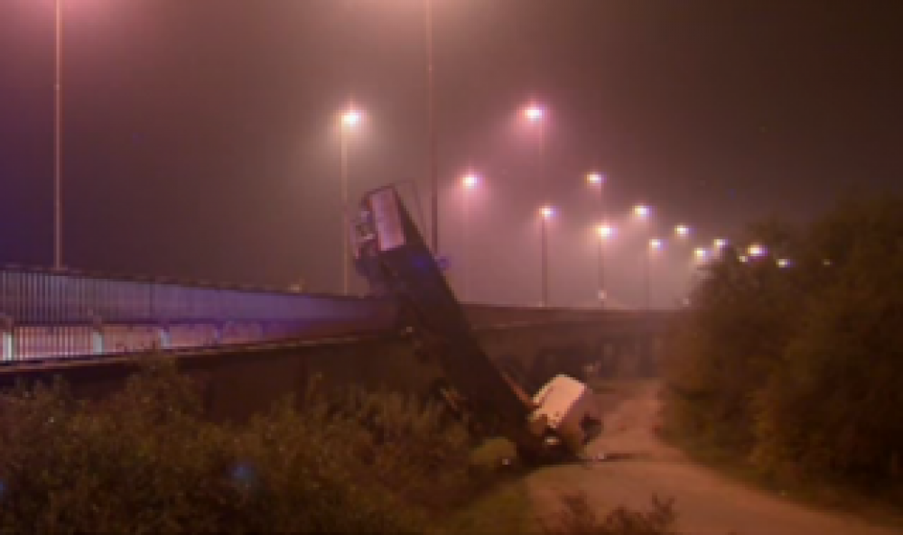 Z�rate: Cami�n cay� de puente y chofer salv� su vida de milagro