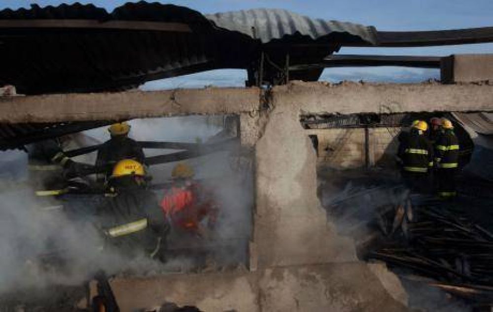 Ocho horas de fuego en un aserradero