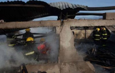 Ocho horas de fuego en un aserradero