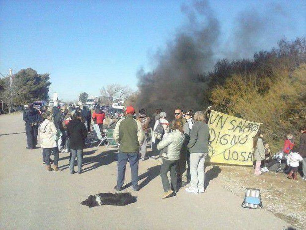 Sigue el paro de trabajadores en las plantas pampeanas de Dos Anclas y en Celusal