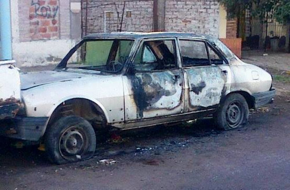 Incendiaron un auto en el barrio Matadero