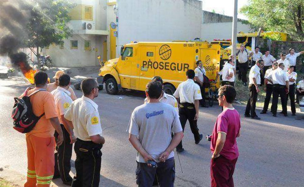 Camioneros par� el transporte de caudales y podr�a haber falta de billetes en cajeros