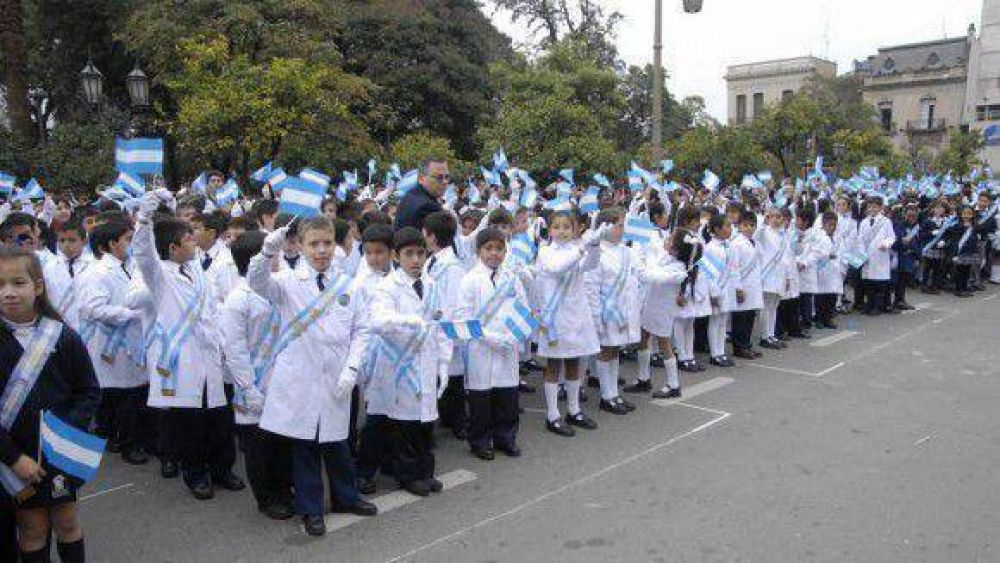 3700 ni�os de distintas escuelas prometieron lealtad a la Bandera