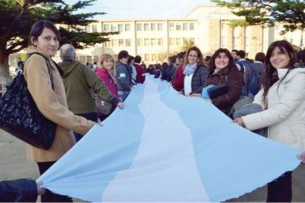 Estudiantes secundarios reafirmaron su promesa a la Bandera