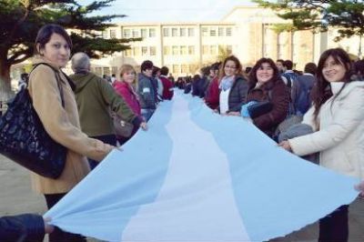 Estudiantes secundarios reafirmaron su promesa a la Bandera