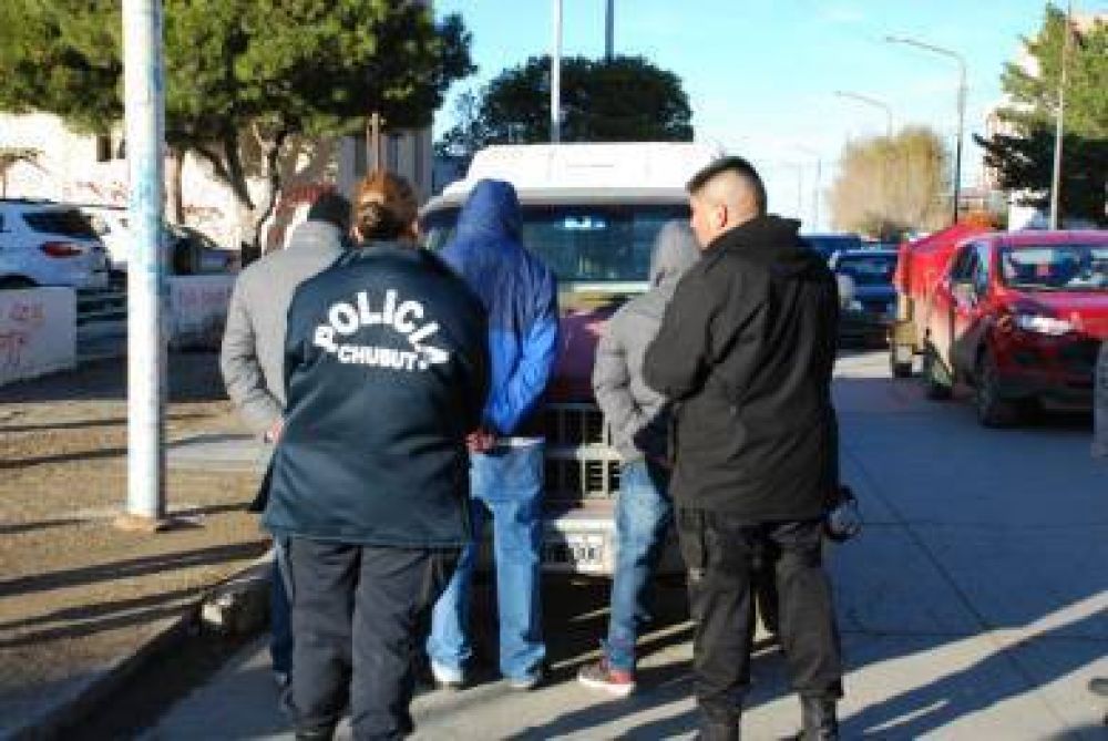 La Polic�a detuvo a tres sujetos que vend�an drogas frente a un Colegio