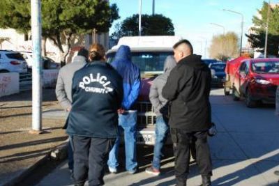 La Polic�a detuvo a tres sujetos que vend�an drogas frente a un Colegio