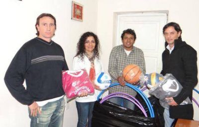Se entreg� material deportivo para las Jornadas Recreativas de Escuelas Rurales 