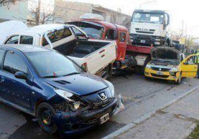 Un cami�n choc� 13 autos 