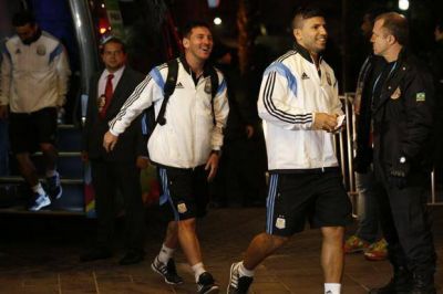 La selecci�n lleg� a Porto Alegre con el calor de los hinchas y sin equipo confirmado