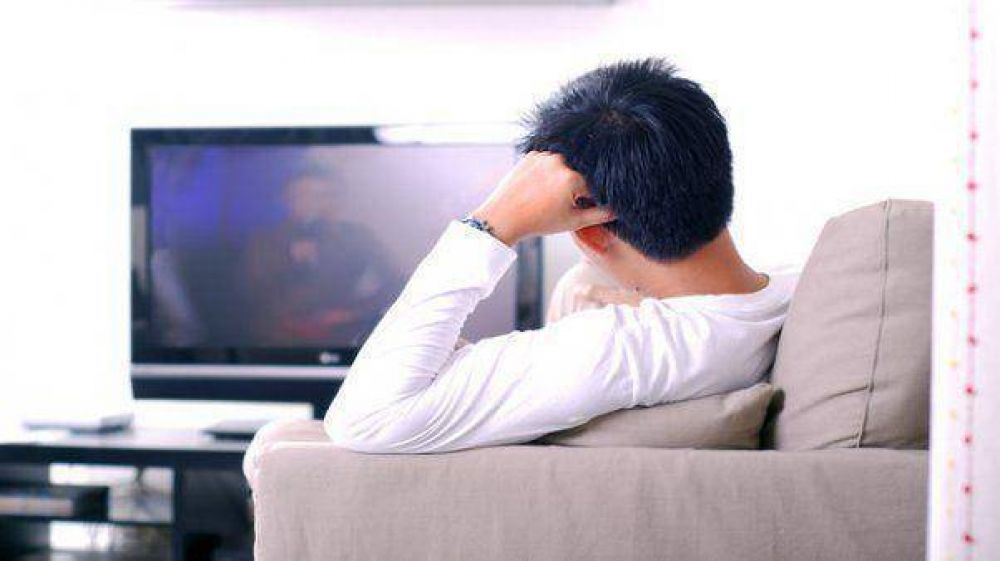 Mirar televisi�n y estar sentado aumentan las posibilidades de tener c�ncer