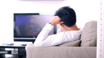 Mirar televisi�n y estar sentado aumentan las posibilidades de tener c�ncer