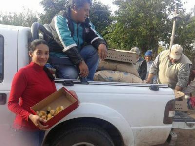 Entrega de pollitos para damnificados por inundaciones