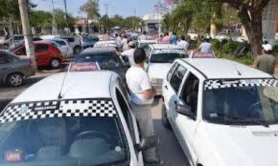 Con un bocinazo remiseros exigen pr�rroga de un a�o para exigencia de cambio de color