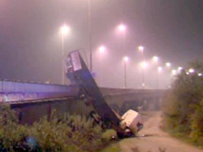 Cami�n cay� de puente y chofer salv� su vida de milagro