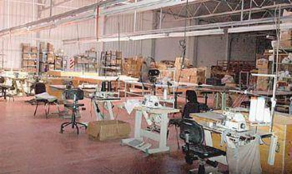 Operarios de la ex Akito Textil decidieron tomar la f�brica