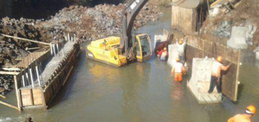 Avanza construcci�n de bases de hormig�n en el puente de Acaragu�
