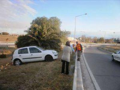 Derrame de gasoil provoca el despiste de un auto en el Acceso Sur