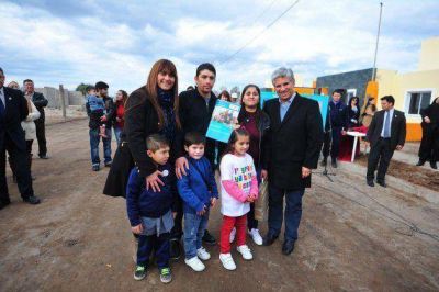 El gobernador entreg� viviendas a  familias de Beazley