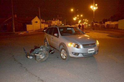 Un auto y una moto chocaron en la punta del Cors�dromo