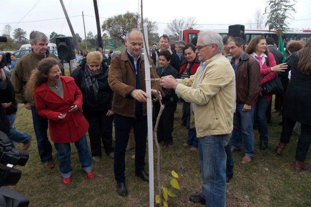 Se inaugur� el �Monte del Bicentenario� de Paran�