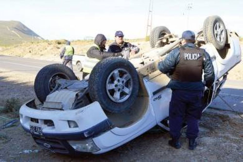 Una mujer lesionada en un vuelco en el camino Roque Gonz�lez