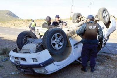 Una mujer lesionada en un vuelco en el camino Roque Gonz�lez