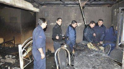 Una mujer bombero rescat� de un incendio a un chico que est� grave