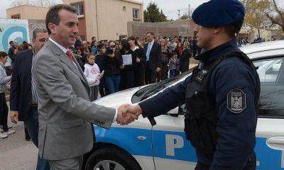 P�rez en acci�n: entreg� viviendas y m�viles policiales en Las Heras