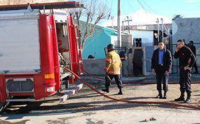 Ni�o es rescatado al incendiarse una casa